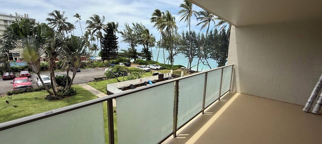 Tranquil 1-bedroom condo on a sandy beach in Hauula
