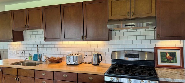 Tranquil 1-bedroom cottage across from the beach perfect for North Shore getaway