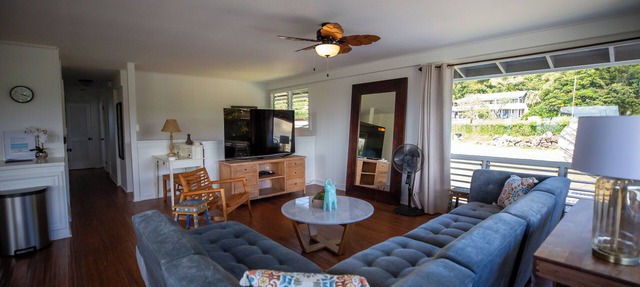 Tropical Paradise Getaway! Ocean Views and located to many beaches and shops
