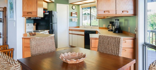 Two-story house with wraparound lanai, WiFi, amazing views