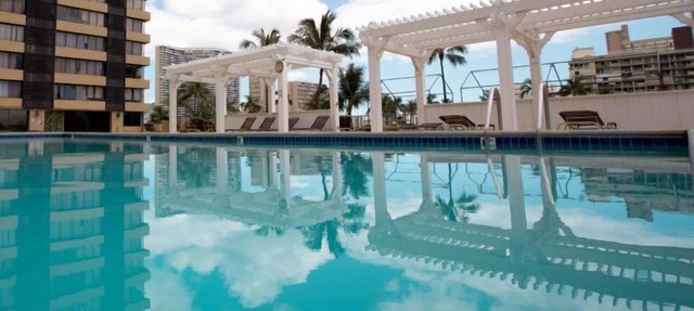 Upbeat Hawaiian Monarch Studio | Pool + Gym