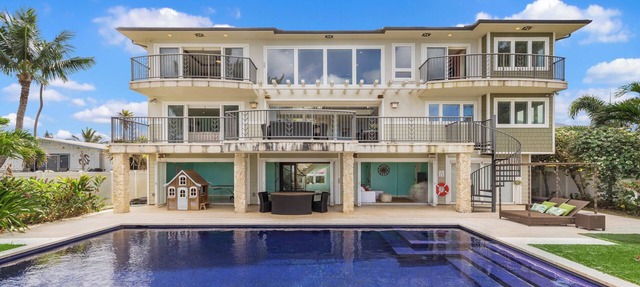 Waialua Beach House: Ocean Views w/Private Pool/Cabana! Steps to Beach