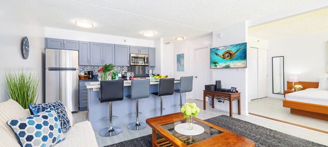 Waikiki Banyan Condo w/King Bed & Parking, Near Beach
