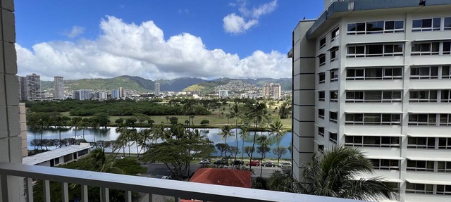 Waikiki Lanais 1 BDRM Mountain View Condo w/Free Parking on the 11th Floor