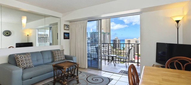 Waikiki Ocean View Suite! Free Parking, Full Kitchen, 5-min walk to beach!