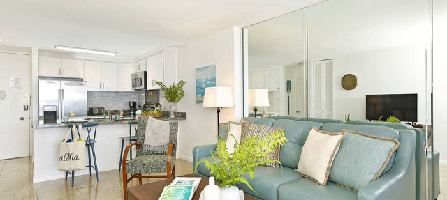 Waikiki Ocean & Yacht Harbor Views! Short Walk to Beach, Shops & Restaurants!