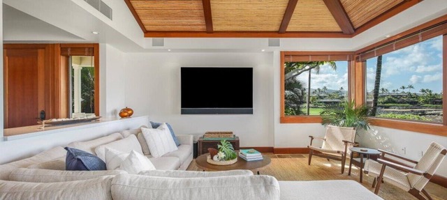 Waiulu Villa - Contemporary Luxury Coastal | Onsite Staff & Daily Housekeeping