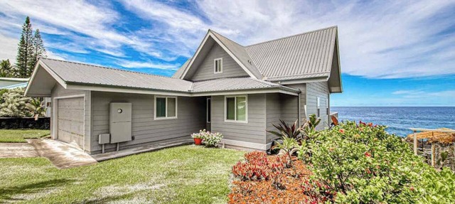 Wake to Oceanfront Views on Your Pahoa Lanai