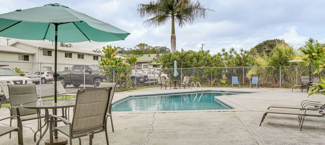 Walk to Dining & Local Markets! Hilo Getaway