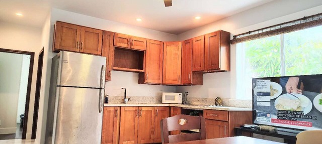 Walk to Waimanalo Beach- 450sf 1 Bedroom 1 Bath Downstairs