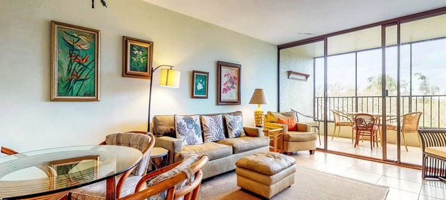 Waterfront condo w/shared pool & private lanai- steps to shops & restaurants