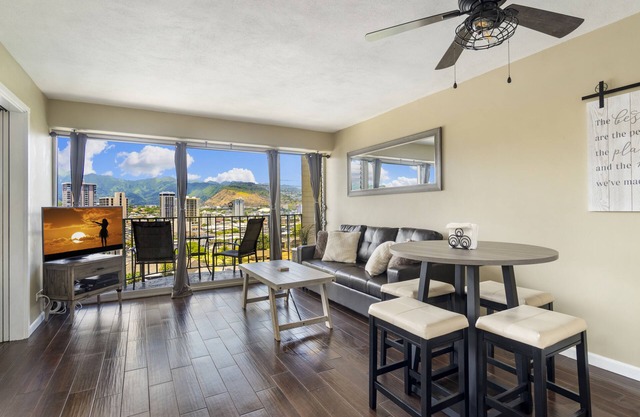 2 Bedroom Condo in Waikiki, FREE PARKING