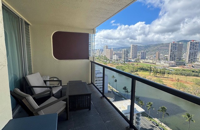 21FL Studio Condo in the heart of Waikiki with free parking