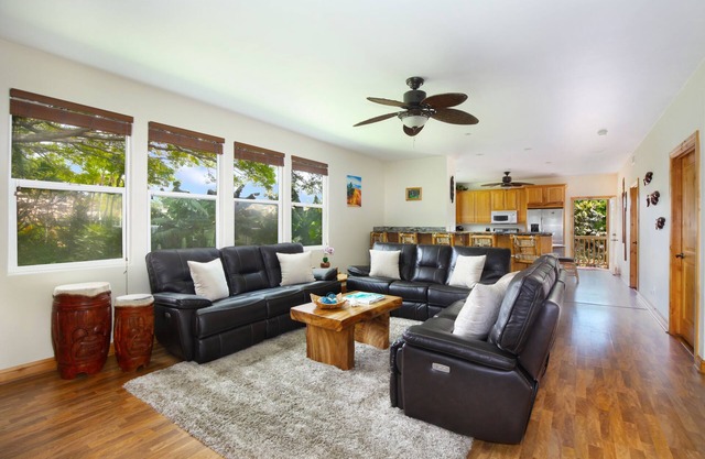 4 Bedroom Sleeps 8 w AC - Walk to Poipu & Brenneckes Beach in Less Than a Minute