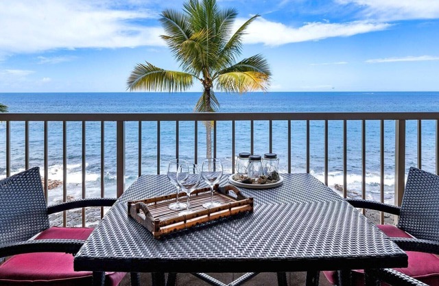 AMAZING Kona Reef D-36, DIRECT OCEANFRONT-TOP FLOOR PENTHOUSE, AIR CONDITIONING!
