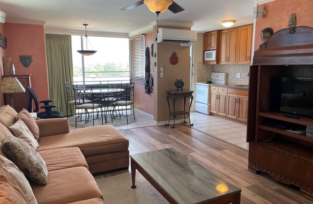 Available Oct 1st Near Beach, Great Views, Pool, Splitpac AC, Parking, Fast Wifi