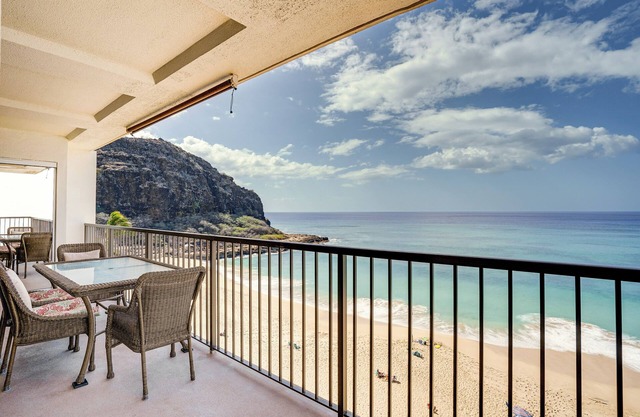 Beachfront Condo w/Amazing Views in Makaha Beach