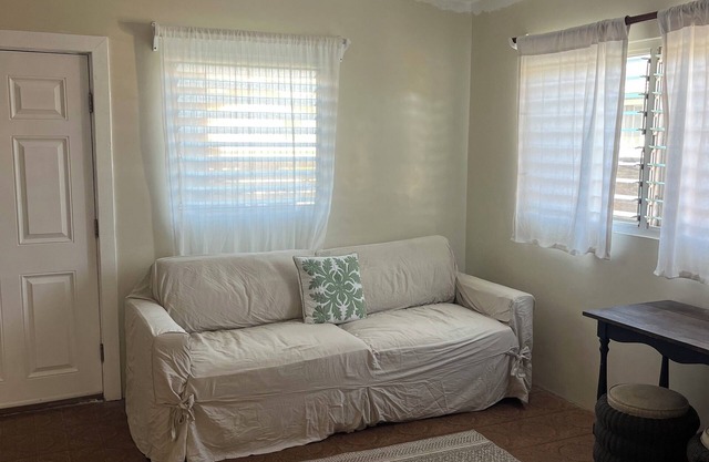 Charming 1 bdr in LAIEnPrivate yard and entrance! 5 minute walk to Hukilau beach