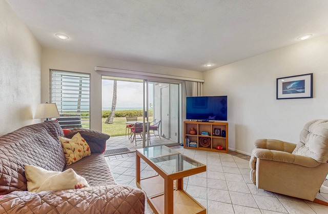 Charming 1st floor oceanfront condo with shared pool, tennis courts & W/D