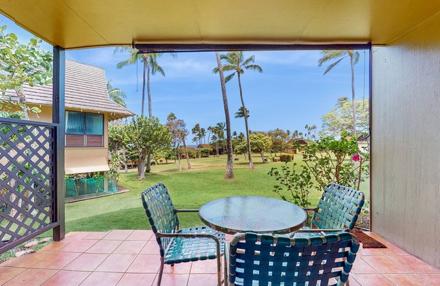 Charming studio on the 1st-Floor w/ocean view, lanai, gas grills, pool, W&D