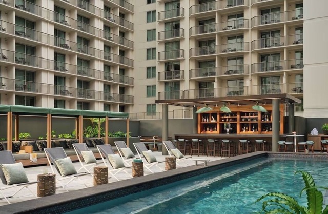 Chic Retreat in the Heart of Waikiki – Romer House Style, 3 Units