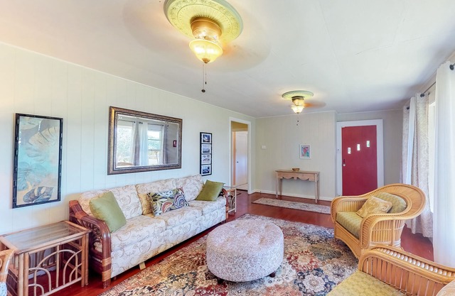 Classic country, mountain-view home on Hawaii Belt Road near Hilo