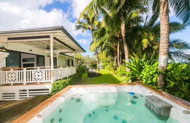 Cozy studio next to the ocean with hot tub, lanai, beach access and WIFI