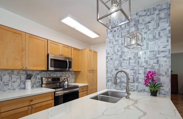 Fairway Terrace#H208 Top Floor, Beautifully Remodeled condo, Heated Pool