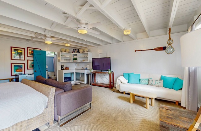 Family-friendly home next to the ocean w/hot tub, lanai, beach access and WIFI