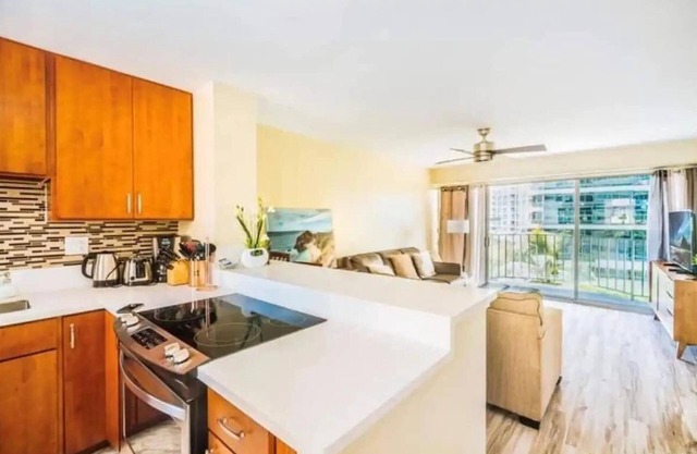 FREE parking, w pool, surfboard! NEW RENO! Fits 6
