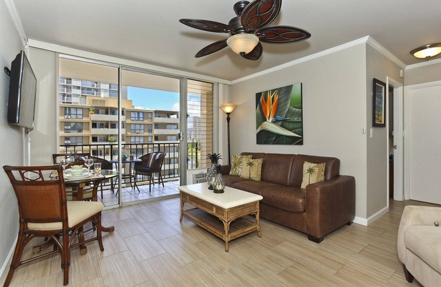 Fresh Contemporary/Hawaiian Decor w/AC, Washer/Dryer, Wi-Fi, Pool, Parking!