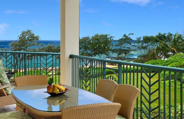G301 - Extra Large Ocean View Corner Suite in Kapaa, Steps to Beach, AC, Pool!