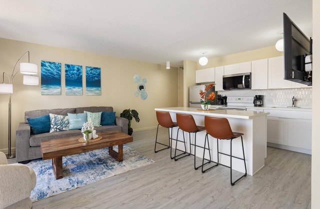 Gorgeous 1 Bdrm Waikiki Banyan Partial Ocean View T1