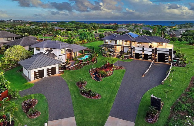 Hale Kahili: 8BR Ocean View Estate w/Pools+Spa!