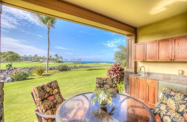 Hali'i Kai 12E: Beautiful Oceanview Villa w/Resort Pool, Spa, BBQ, AC & Lanai