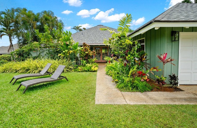 Hawaiian Bungalow ~A/C~ BBQ~ Near Beaches & Shops