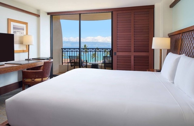 Hawaiian Dream Vacation! Beachfront Setting, Outdoor Pool, Parking