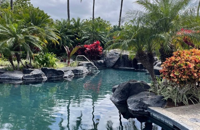 Hawaiian-Style Garden View 2-Br Villa, Ground Floor AC Kitchen & Beach Club Pass