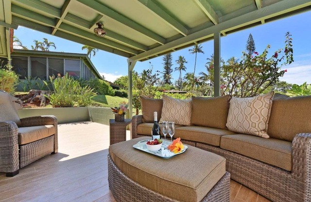 ICC 20 Remodeled 2BD Hawaiian Cottage w Pool AC