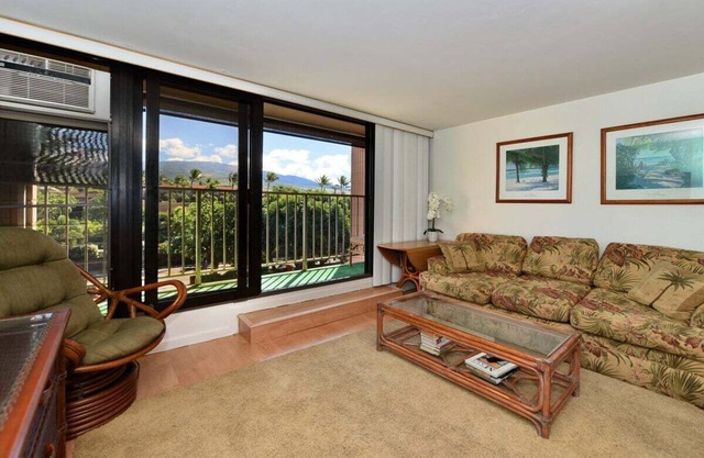 KA 402 Spacious West Maui Studio Steps to Ocean w AC Pool