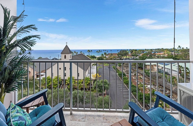 Kailua Village#705 Top Floor, Gorgeous Remodeled 2 bedroom, in Heart of Town