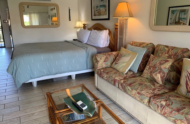 Kihei Bay Surf #213 Kitchen, Wifi, Great Rates, Shared Hot Tub, Near Beach