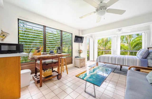 Kona coast studio, great rates free HS-WIFI, Parking, Walk to Magics & Kahalu'u