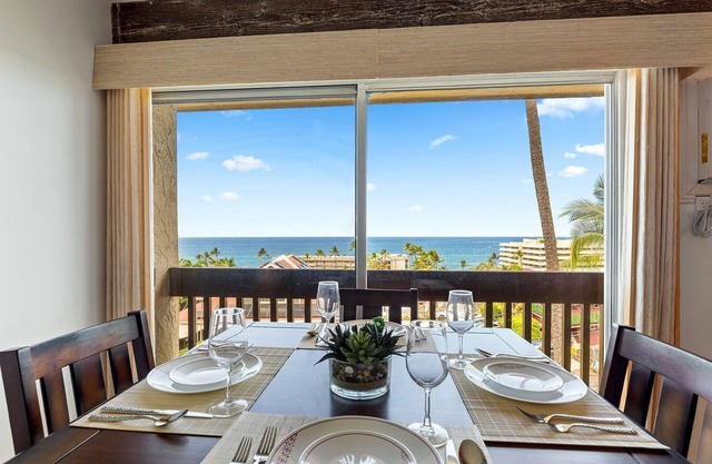 Kona Mansions | 5-minute walking distance to Honl’s Beach