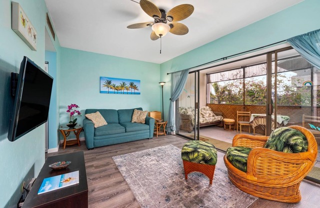Kona Plaza #220: Hawaiian Charm, Central Location!