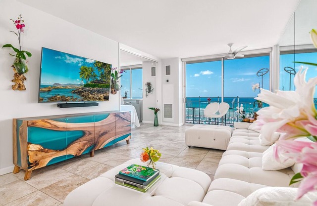 Luxury Oceanfront Penthouse - Waikīkī Views