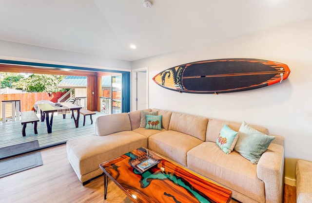 Modern bungalow with lanai, grill & outdoor shower - steps to Keauhou Bay
