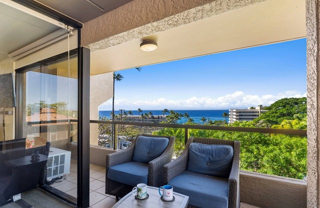 New listing! Sunsets, Beach 5 min walk away, Wifi