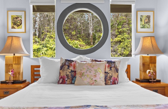 NEW! Volcano Tea House Cottage 2-HotTub-FirePlace
