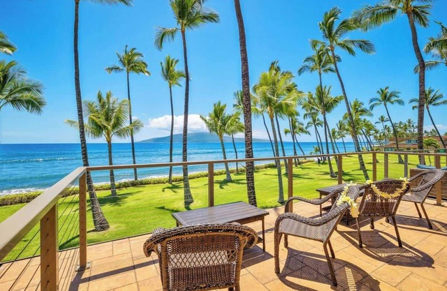 OCEAN FRONT | POOL! Walk to the Beach! 3 KING BEDS